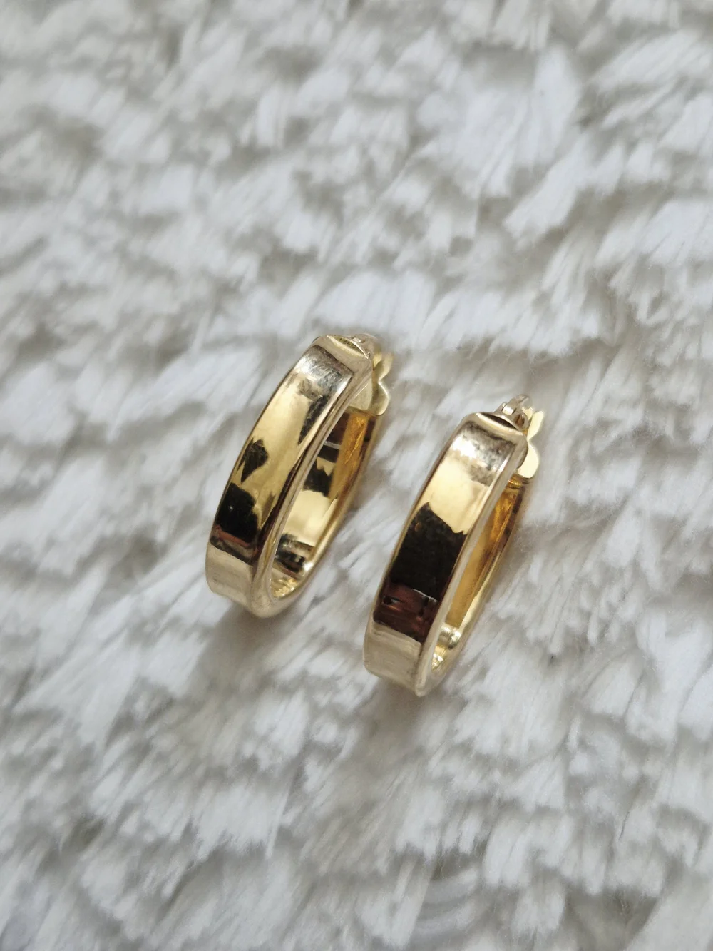 Vintage 18k Yellow Gold Oval Hoop Earrings